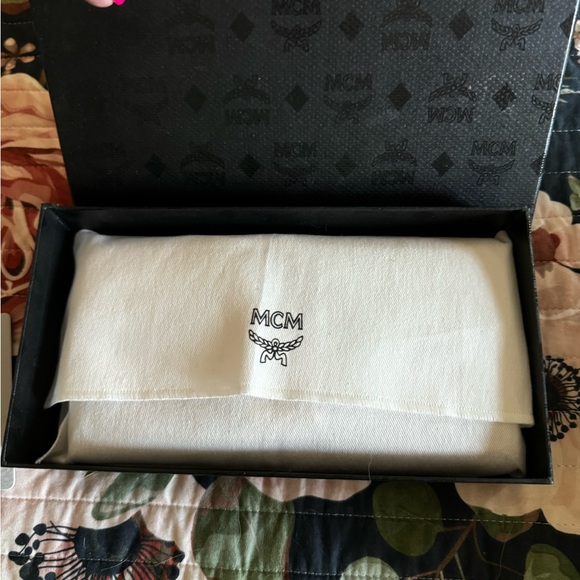 MCM Crossbody Wallet with removable gold chain. - Picture 6 of 15